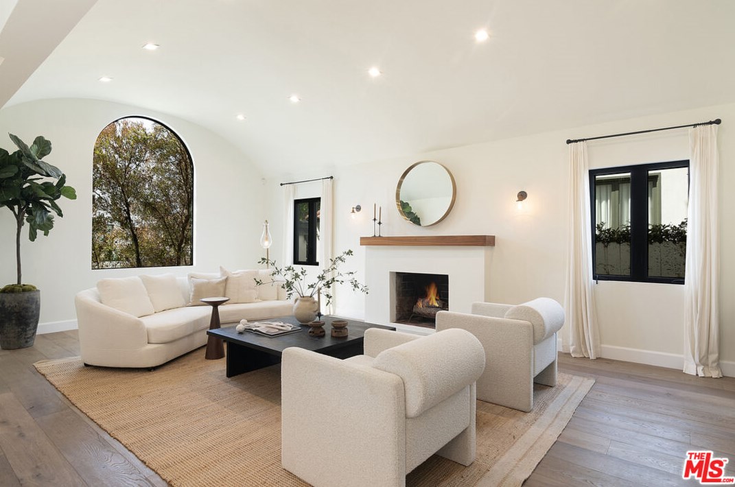 6377 Lindenhurst Ave, Los Angeles CA  90048-4729 exterior