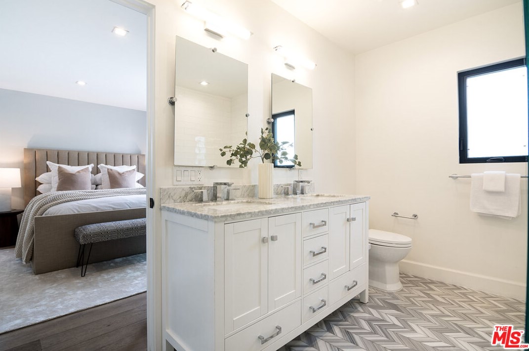 6377 Lindenhurst Ave, Los Angeles CA  90048-4729 exterior