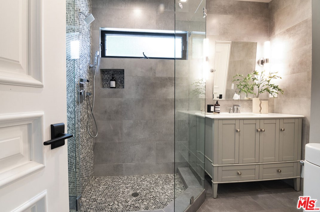 6377 Lindenhurst Ave, Los Angeles CA  90048-4729 exterior