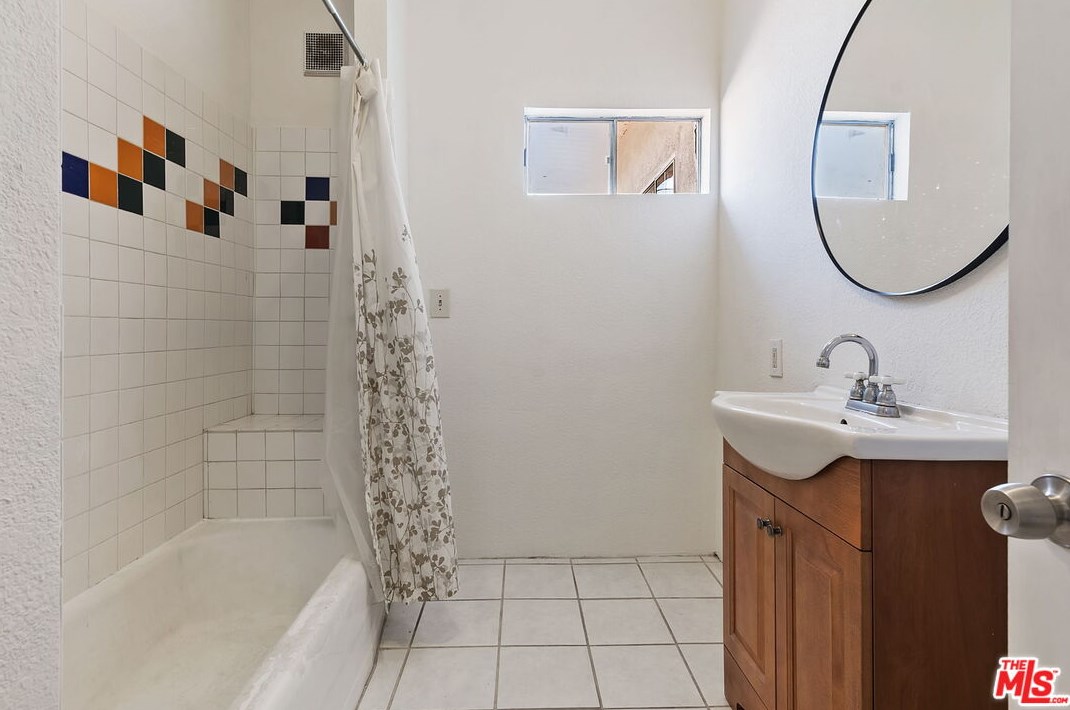 123 Dillon St, Los Angeles CA  90026-4617 exterior