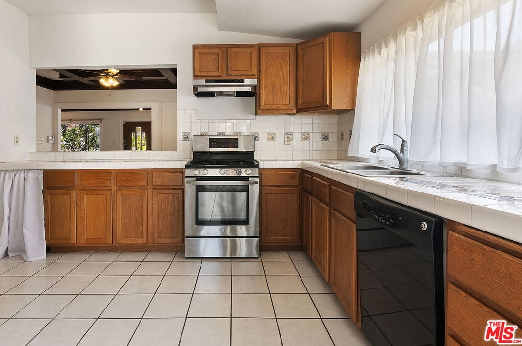 123 Dillon St, Los Angeles CA  90026-4617 exterior