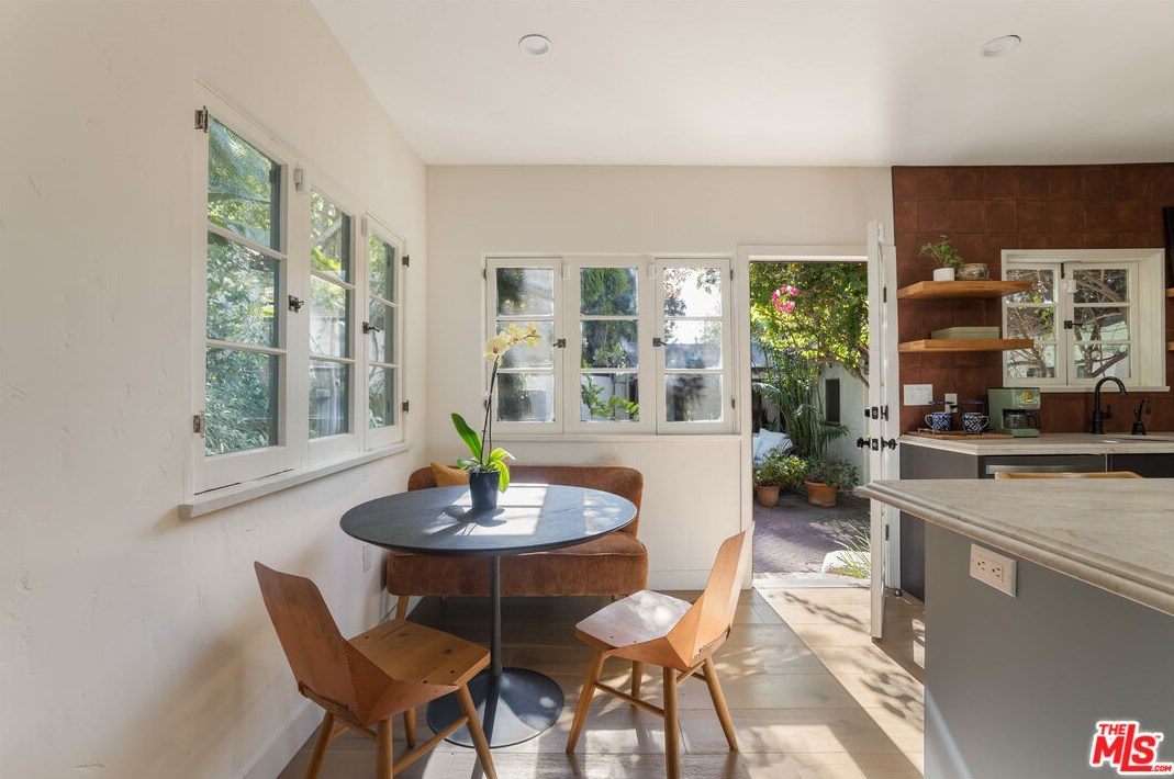 1725 Mount Olympus Dr, Los Angeles CA  90046-2034 exterior