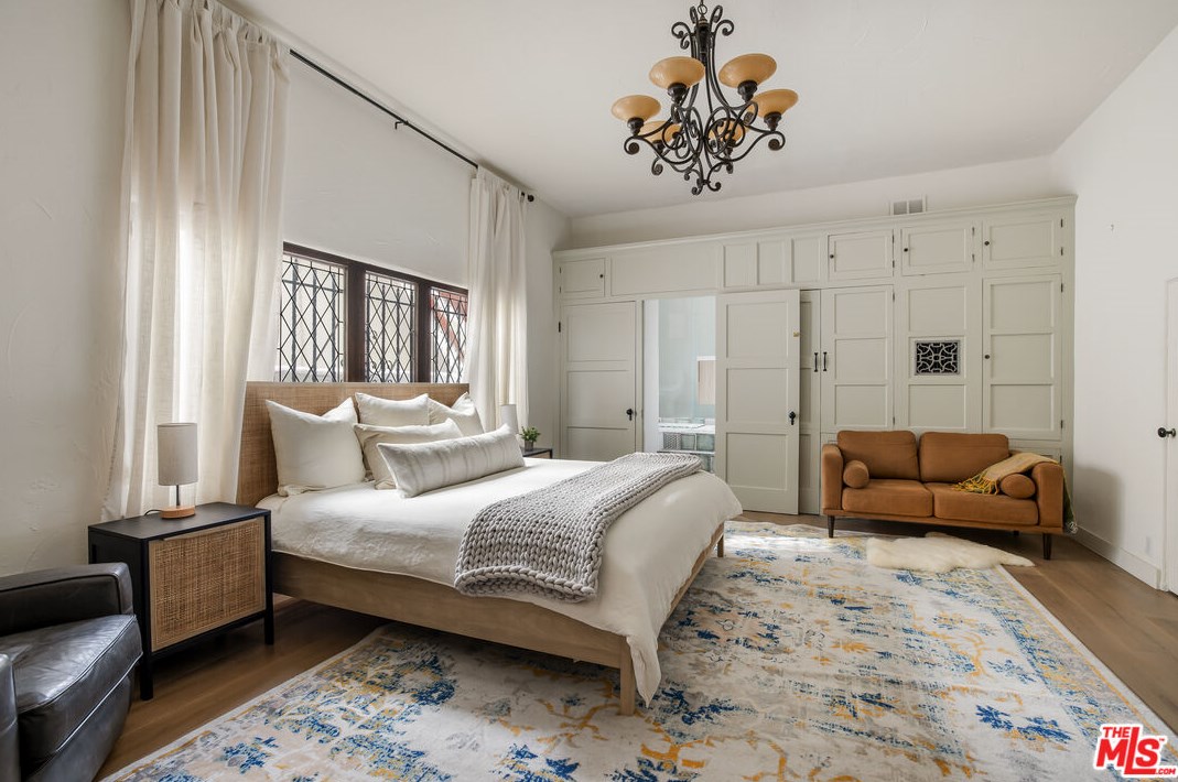 1725 Mount Olympus Dr, Los Angeles CA  90046-2034 exterior