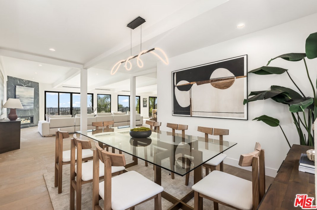 6380 Quebec Dr, Los Angeles CA  90068-2832 exterior