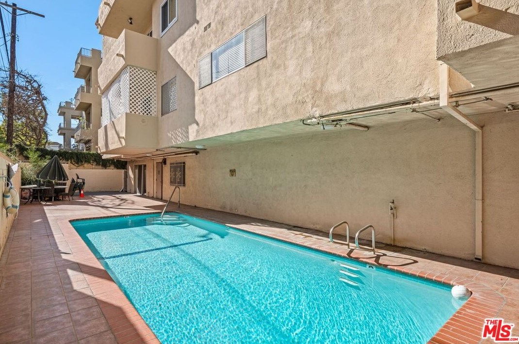 1818 Pelham Ave, Los Angeles CA  90025-4757 exterior