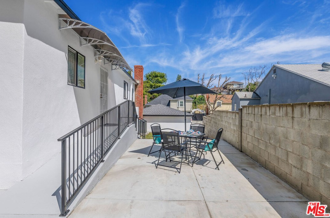 5127 Parkglen Ave, Los Angeles CA  90043-1033 exterior