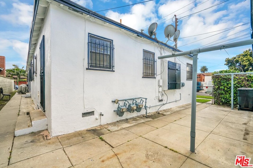 8214 Mckinley Ave, Los Angeles CA  90001-3232 exterior