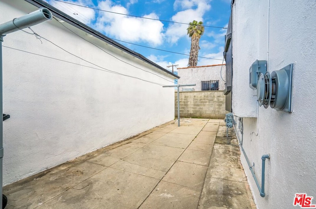 8214 Mckinley Ave, Los Angeles CA  90001-3232 exterior