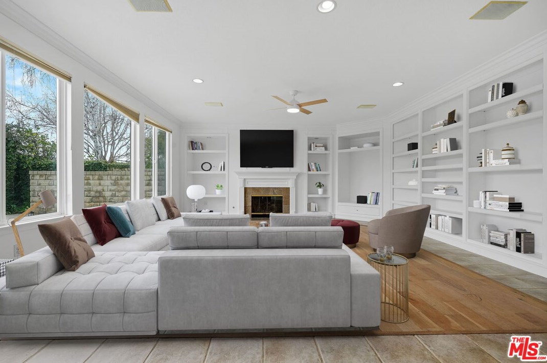 1575 Applefield St, Thousand Oaks CA  91320-5996 exterior