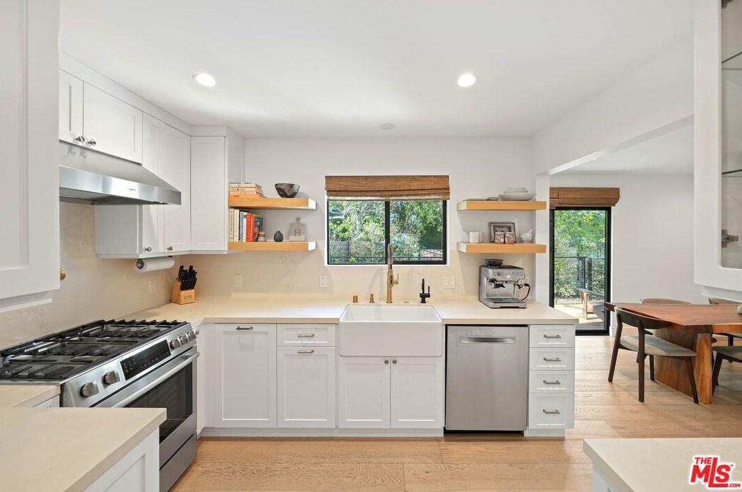 951 Carmelina Ave, Los Angeles CA  90049-5807 exterior
