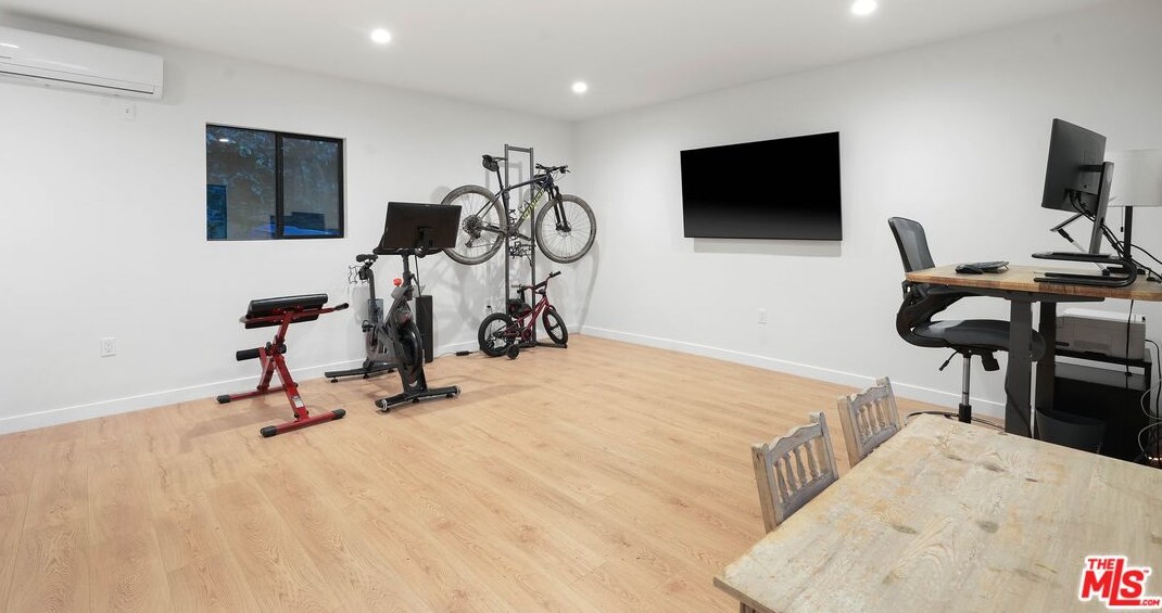 951 Carmelina Ave, Los Angeles CA  90049-5807 exterior