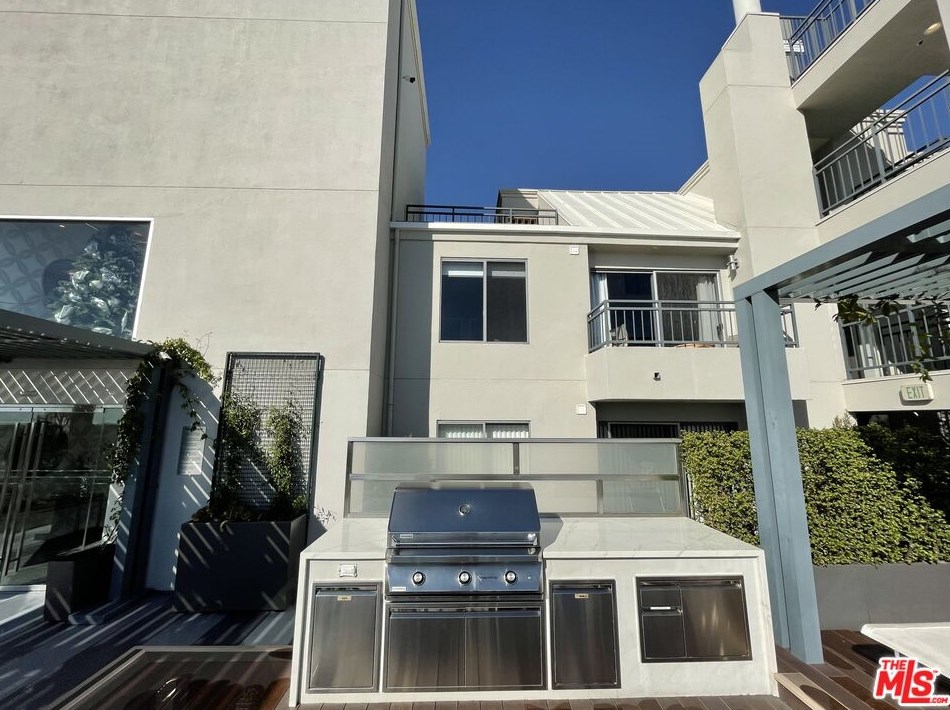 1453 3rd Street Promenade, Santa Monica CA  90401-2397 exterior