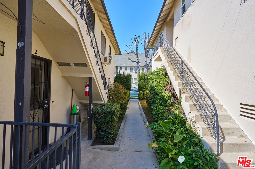 559 Glenwood Rd, Glendale CA  91201-1543 exterior