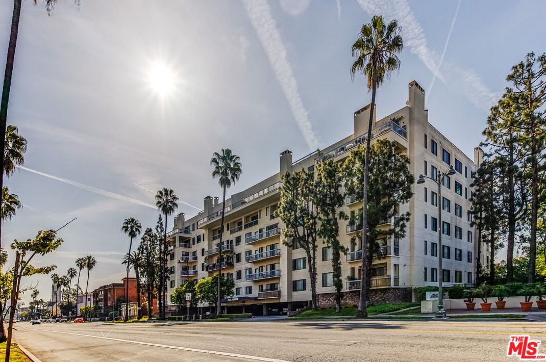 4460 Wilshire Blvd, Los Angeles CA  90010-3722 exterior