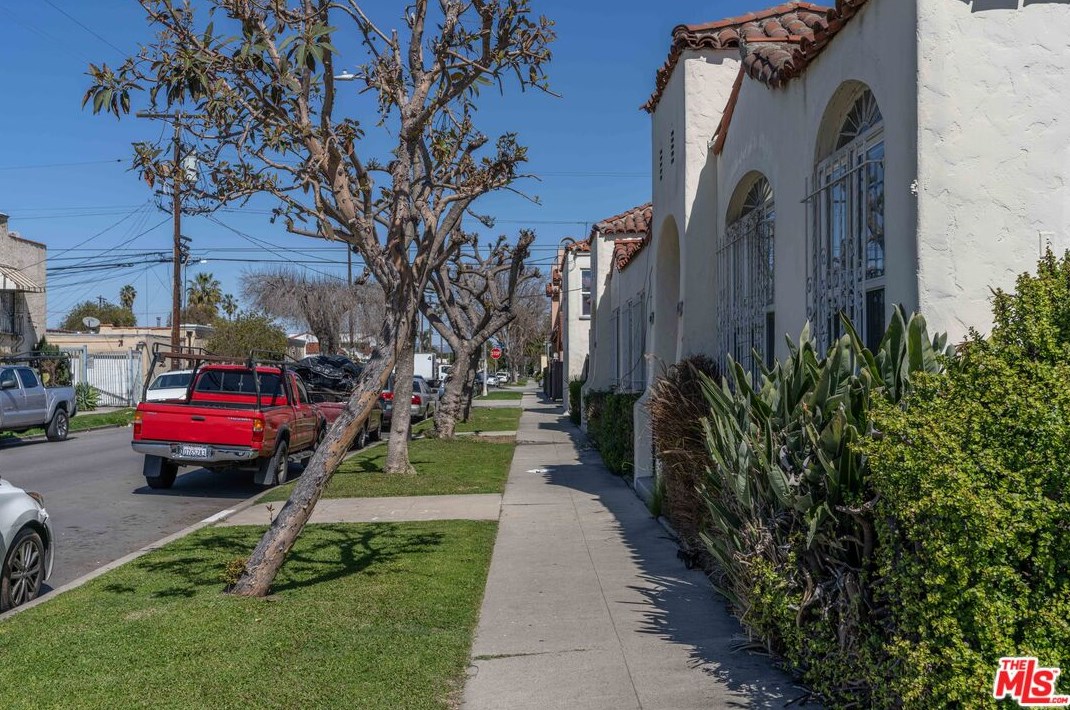 6318 Harvard, Los Angeles CA  90047-1941 exterior