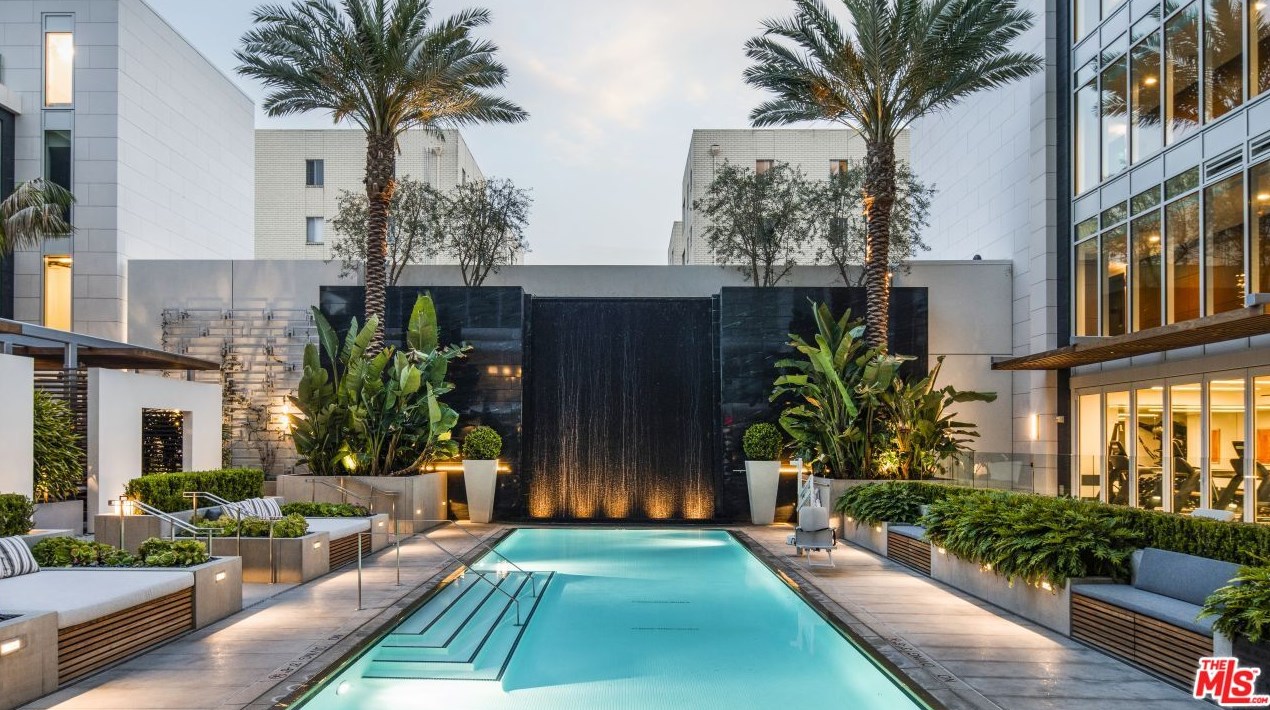 9000 3rd St, Los Angeles CA  90048-2907 exterior