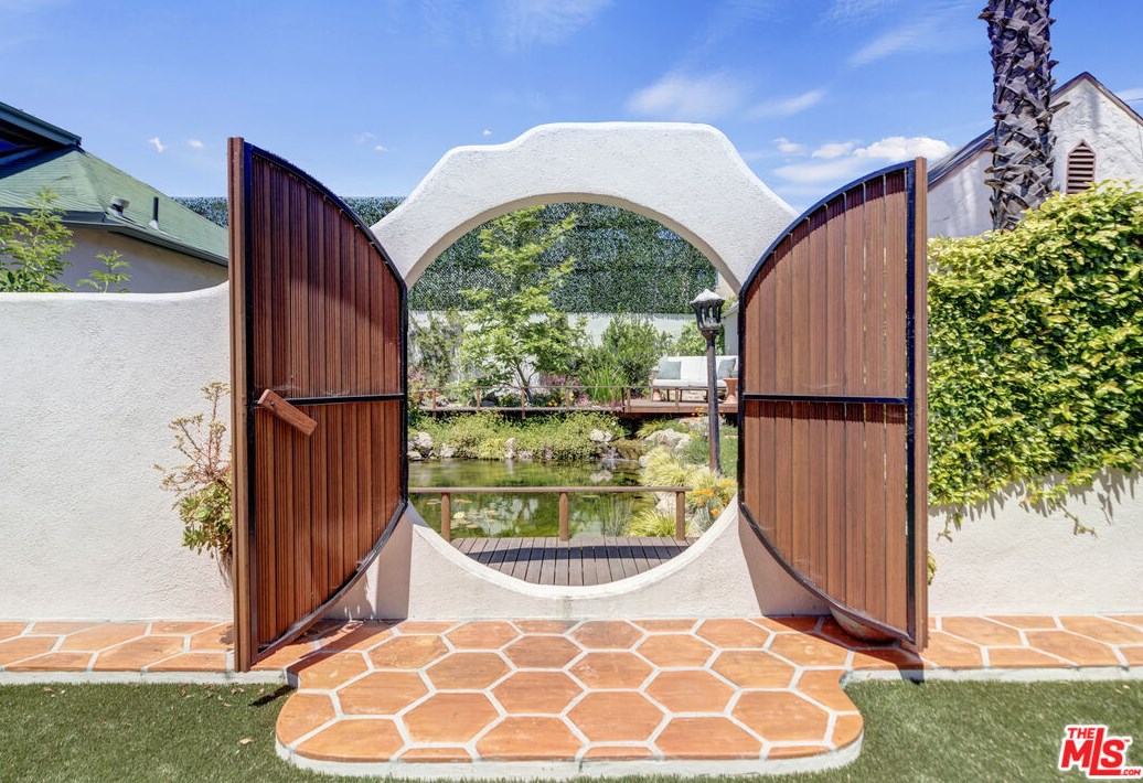 3473 Rowena Ave, Los Angeles CA  90027-2218 exterior