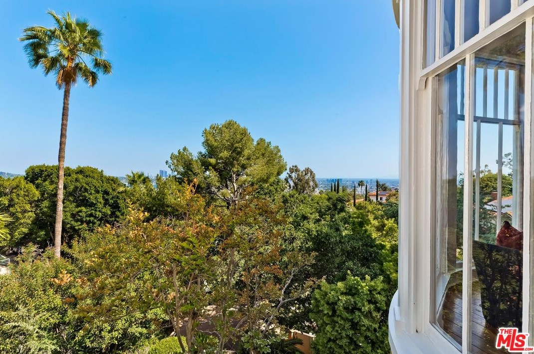 2191 Ponet Dr, Los Angeles CA  90068-3645 exterior