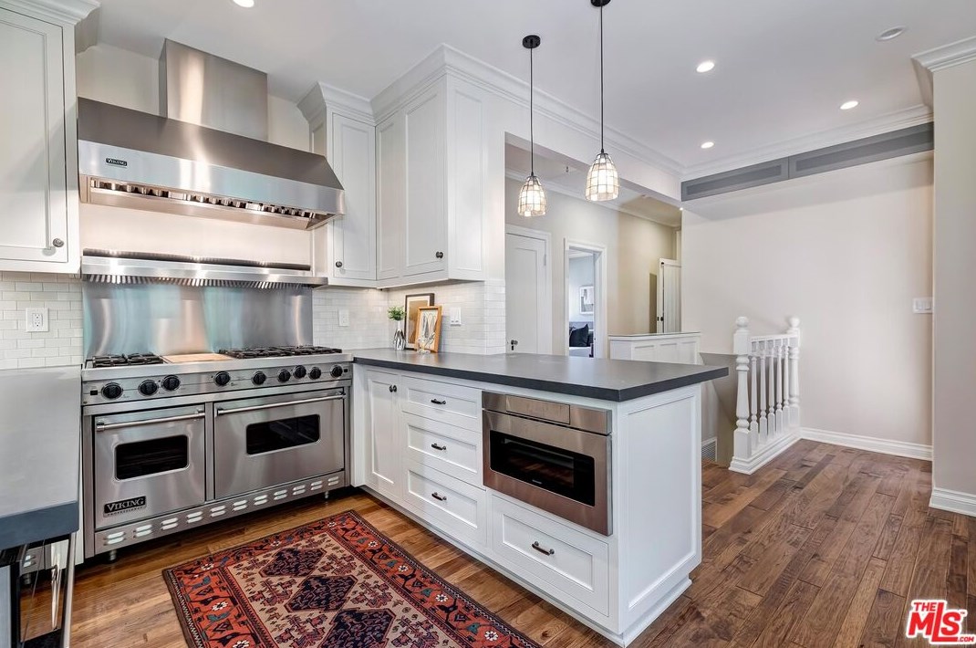 2191 Ponet Dr, Los Angeles CA  90068-3645 exterior