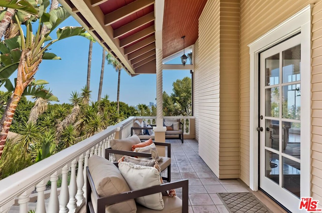 2191 Ponet Dr, Los Angeles CA  90068-3645 exterior