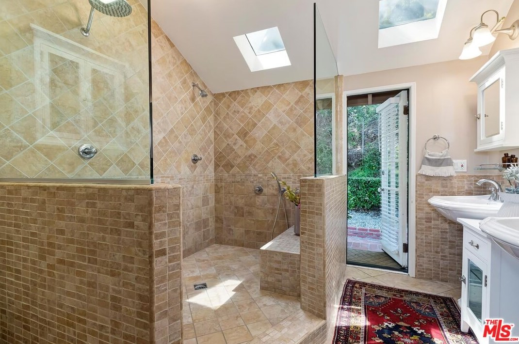 2191 Ponet Dr, Los Angeles CA  90068-3645 exterior