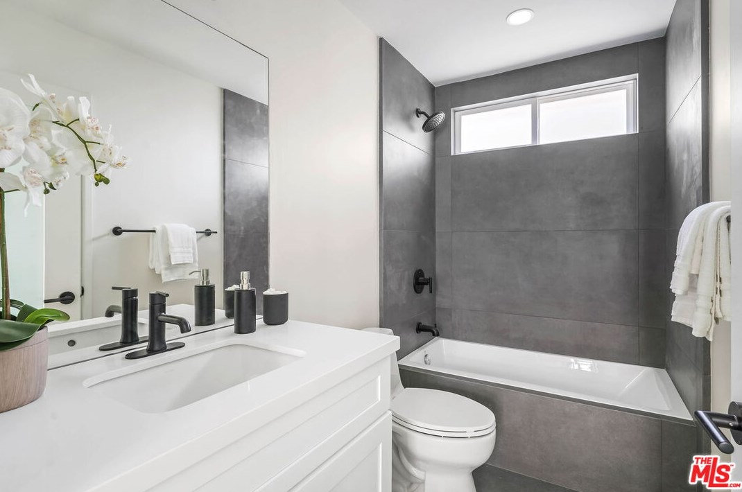 8312 Altavan Ave, Los Angeles CA  90045-2523 exterior