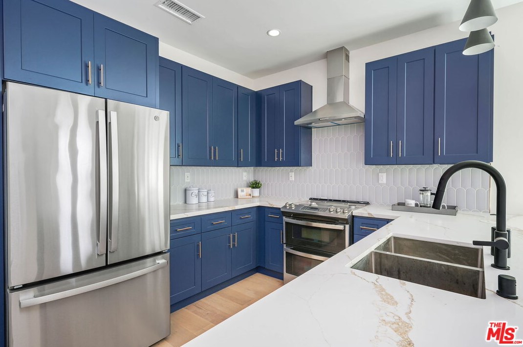 8312 Altavan Ave, Los Angeles CA  90045-2523 exterior