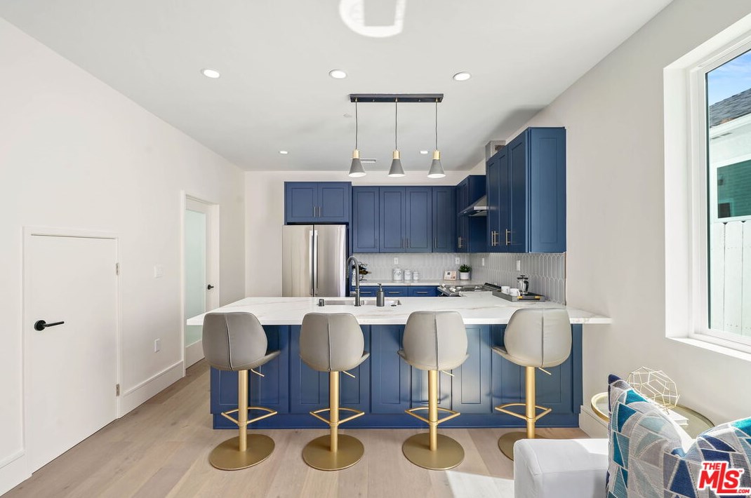 8312 Altavan Ave, Los Angeles CA  90045-2523 exterior