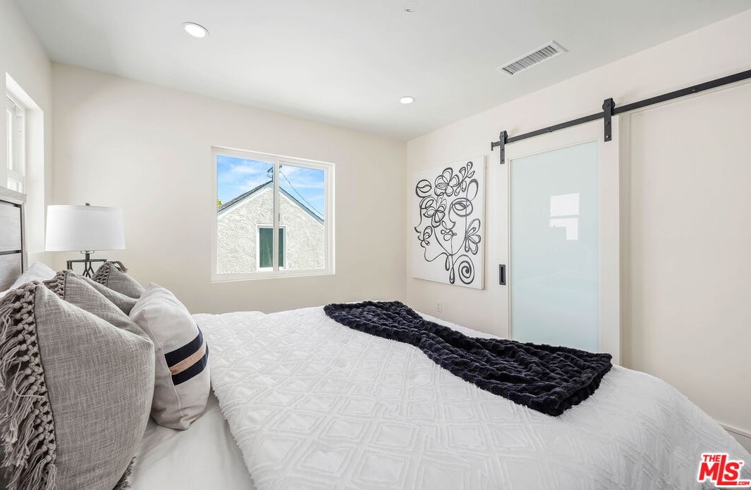 8312 Altavan Ave, Los Angeles CA  90045-2523 exterior