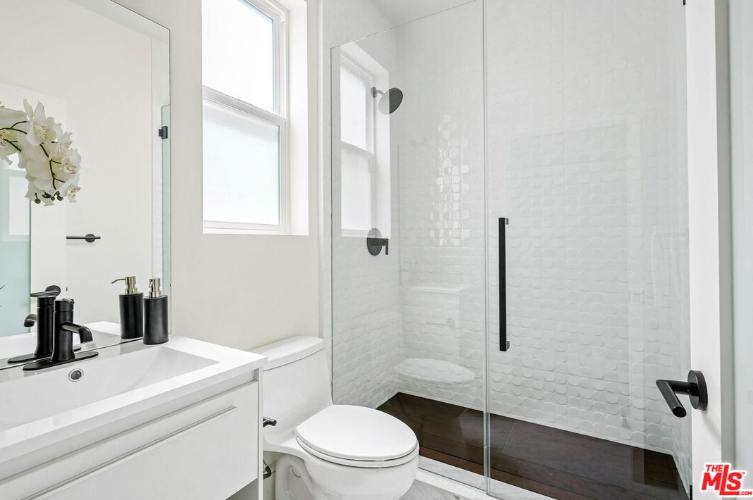 8312 Altavan Ave, Los Angeles CA  90045-2523 exterior