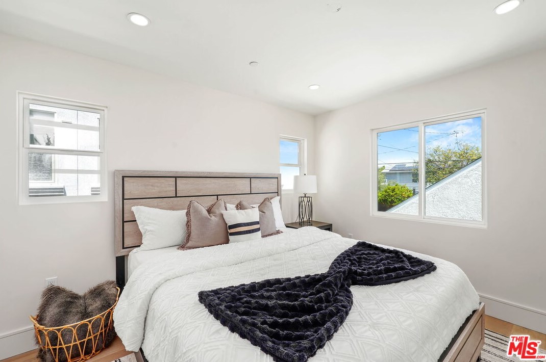 8312 Altavan Ave, Los Angeles CA  90045-2523 exterior