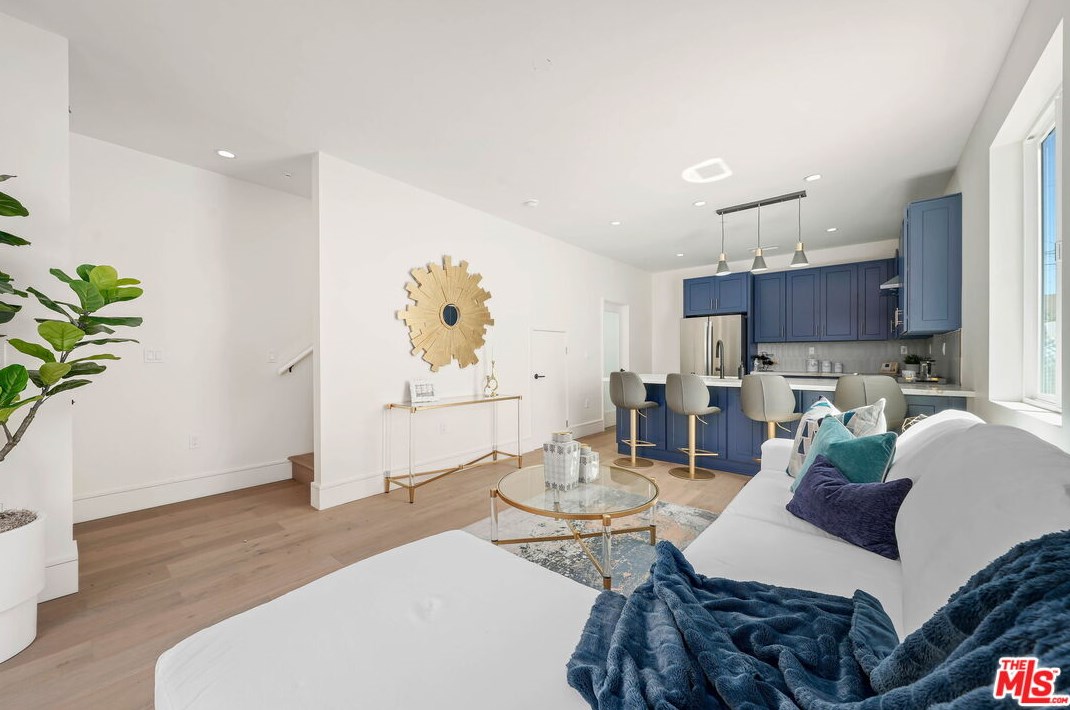 8312 Altavan Ave, Los Angeles CA  90045-2523 exterior