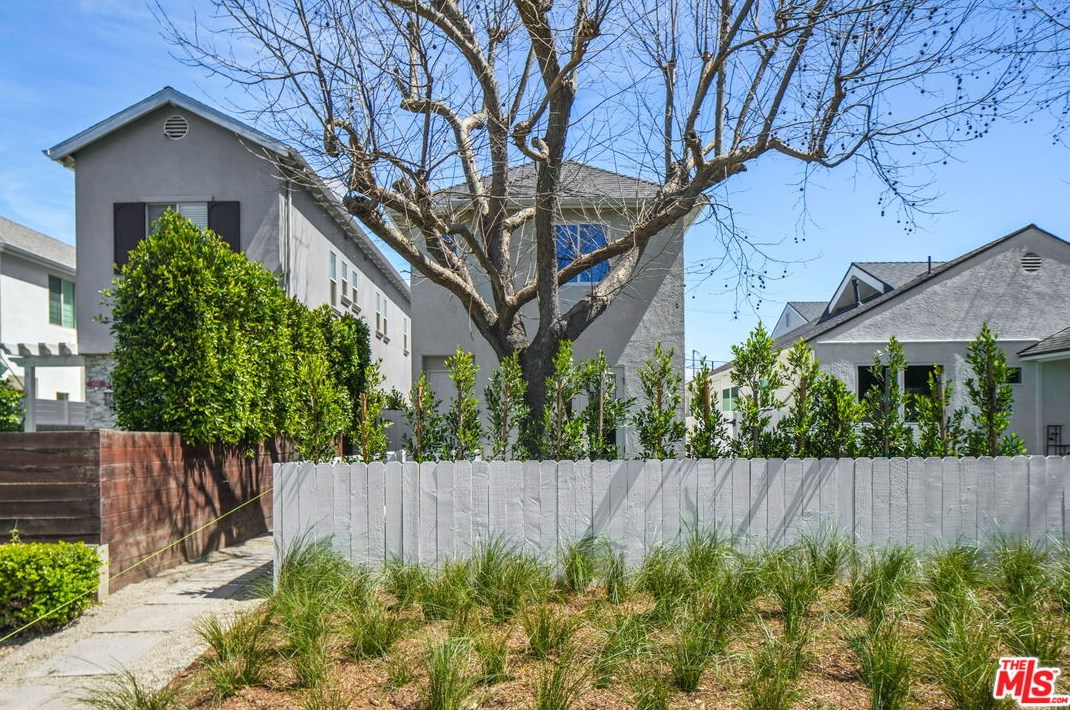 8312 Altavan Ave, Los Angeles CA  90045-2523 exterior