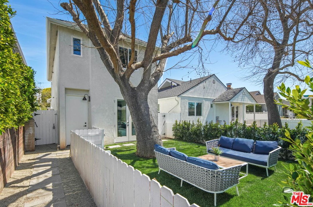 8312 Altavan Ave, Los Angeles CA  90045-2523 exterior