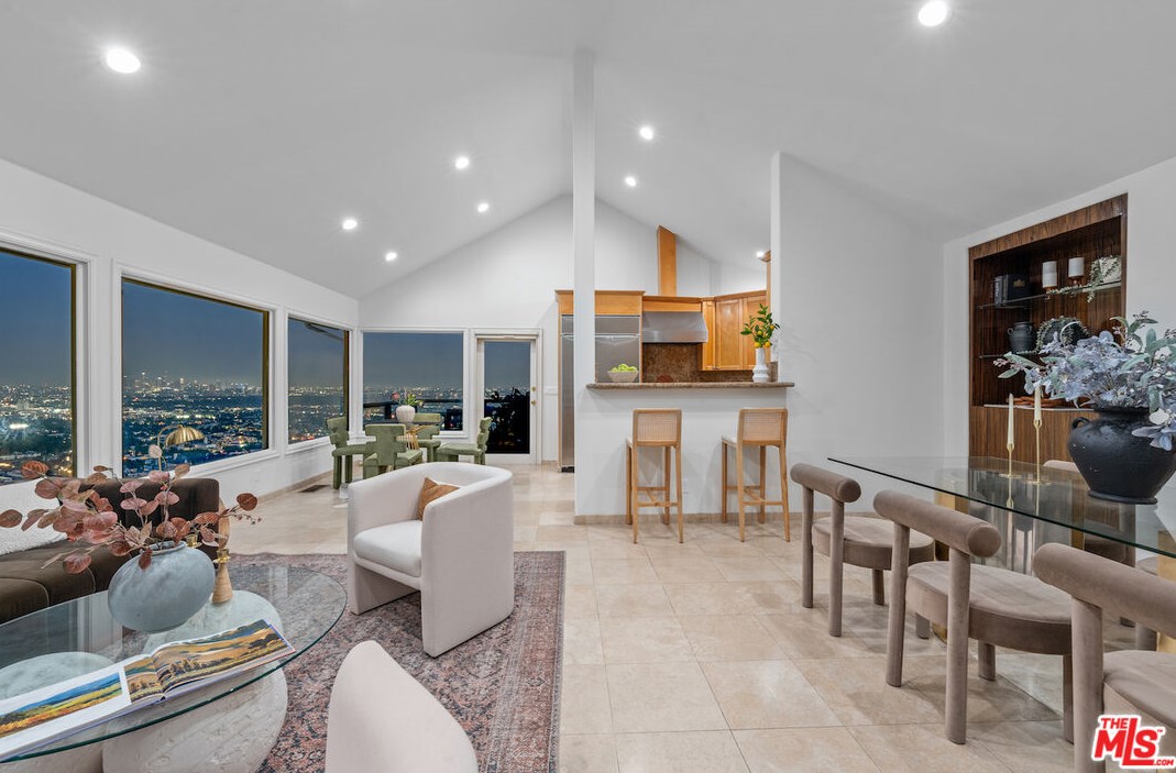 8401 Hillside Ave, Los Angeles CA  90069-1504 exterior