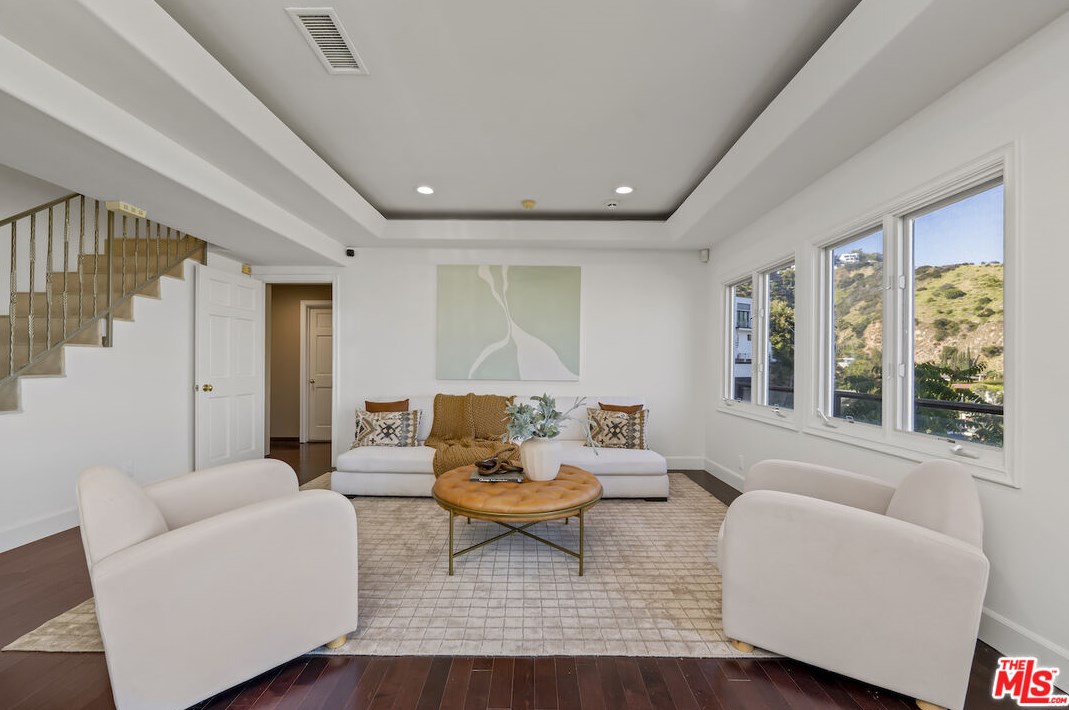 8401 Hillside Ave, Los Angeles CA  90069-1504 exterior