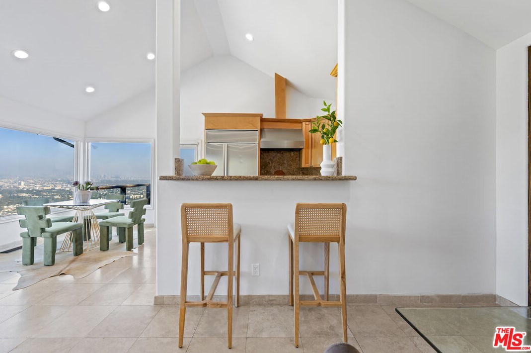8401 Hillside Ave, Los Angeles CA  90069-1504 exterior