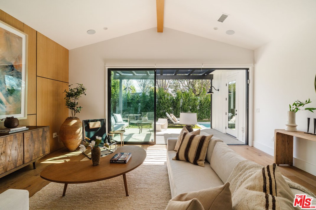 5328 Allott Ave, Van Nuys CA  91401-5903 exterior
