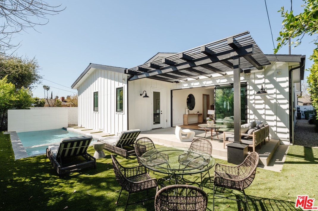 5328 Allott Ave, Van Nuys CA  91401-5903 exterior