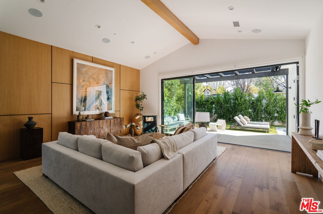 5328 Allott Ave, Van Nuys CA  91401-5903 exterior