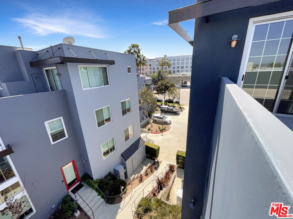5350 Playa Vista Dr, Los Angeles CA  90094-2157 exterior
