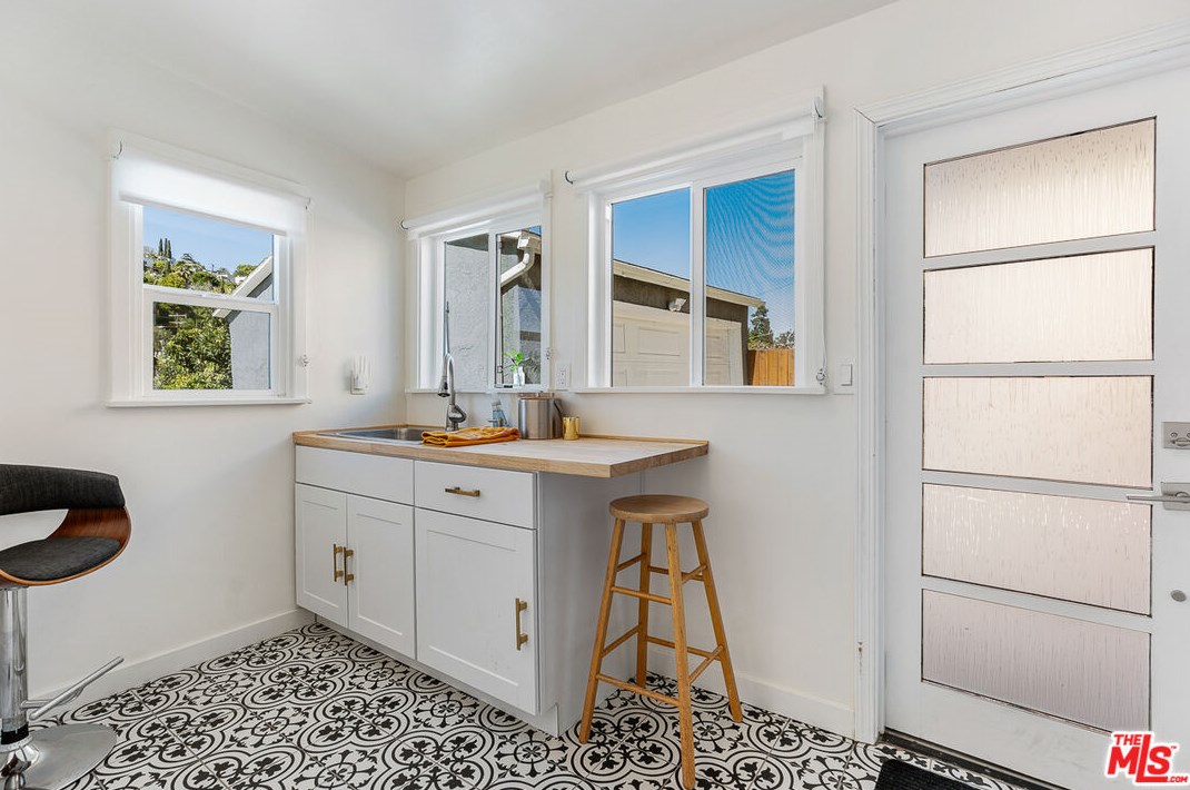 1905 Griffith Park Blvd, Los Angeles CA  90039-3518 exterior