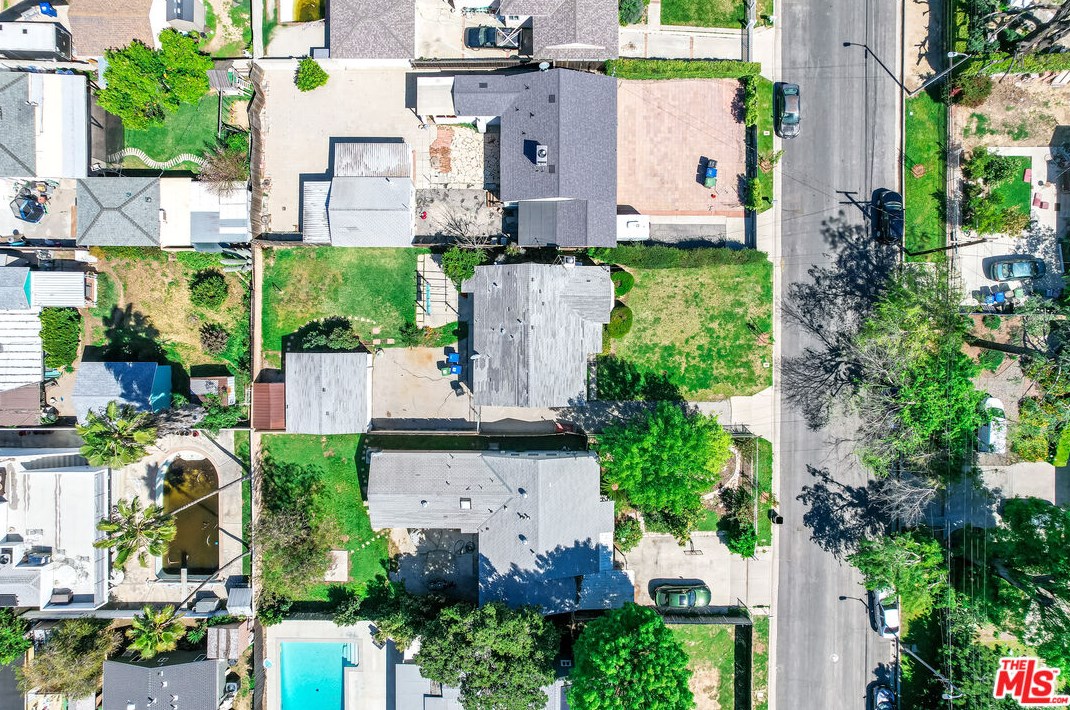 7523 Hesperia Ave, Los Angeles CA  91335-4605 exterior