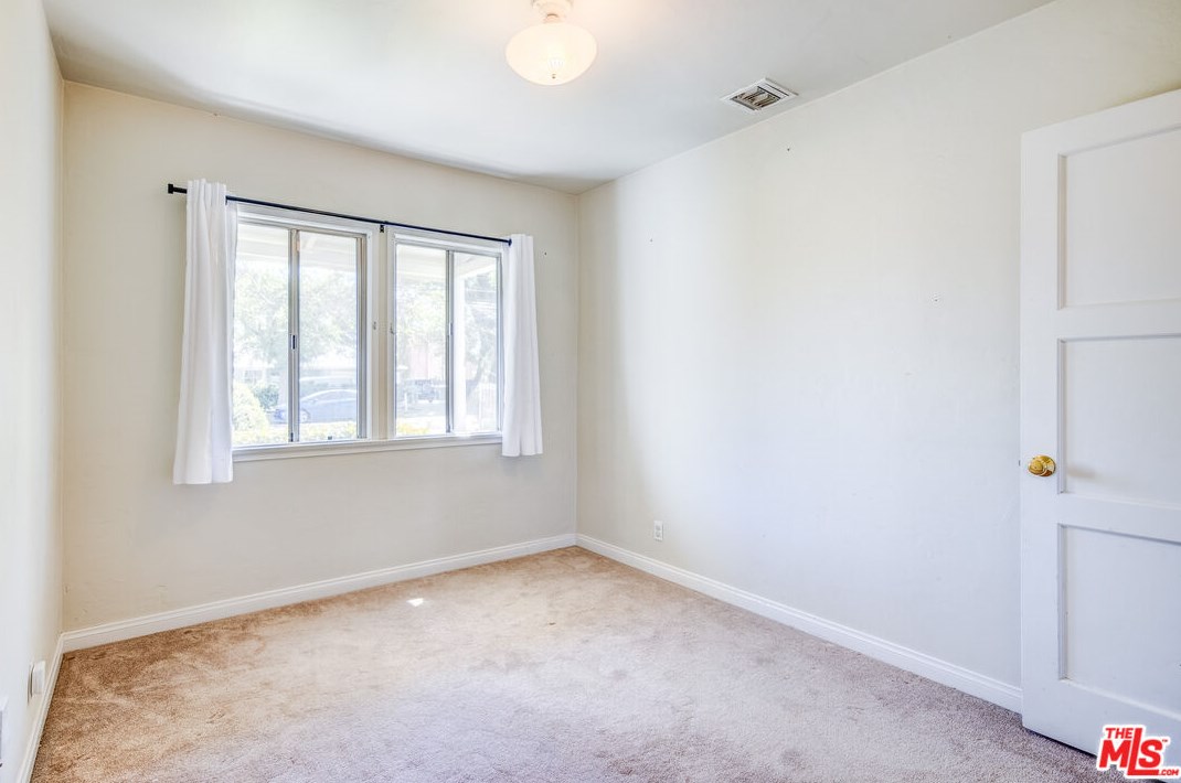 7523 Hesperia Ave, Los Angeles CA  91335-4605 exterior