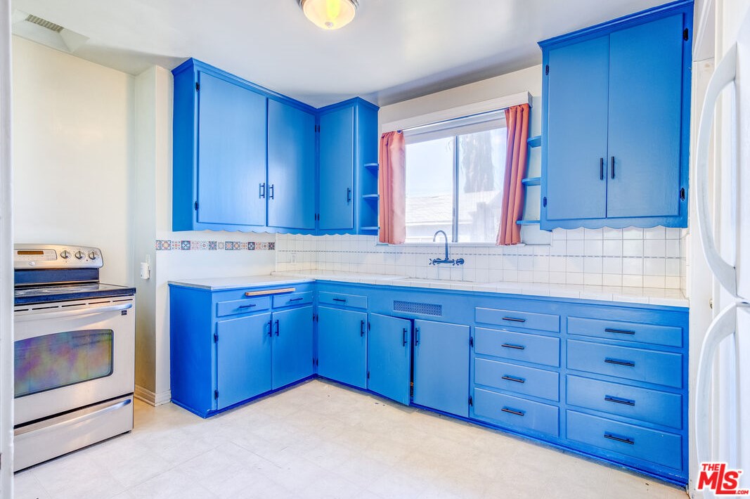 7523 Hesperia Ave, Los Angeles CA  91335-4605 exterior