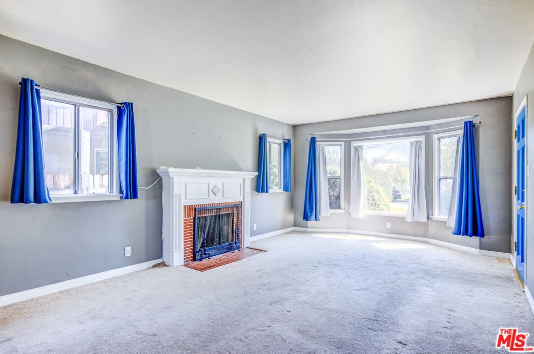 7523 Hesperia Ave, Los Angeles CA  91335-4605 exterior