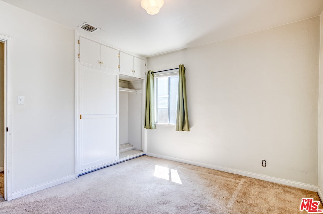 7523 Hesperia Ave, Los Angeles CA  91335-4605 exterior