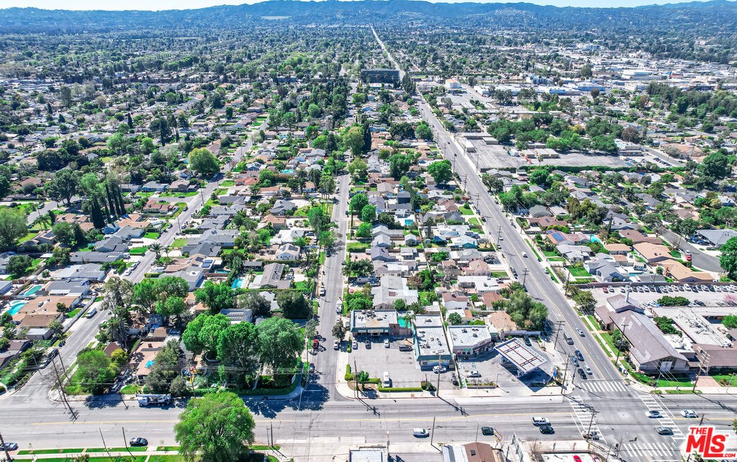 7523 Hesperia Ave, Los Angeles CA  91335-4605 exterior
