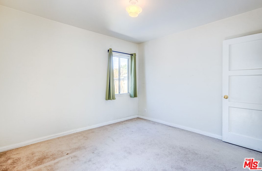 7523 Hesperia Ave, Los Angeles CA  91335-4605 exterior