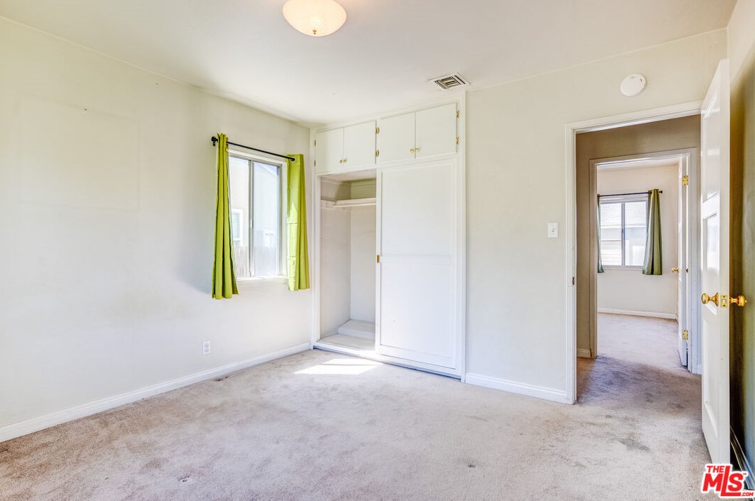 7523 Hesperia Ave, Los Angeles CA  91335-4605 exterior